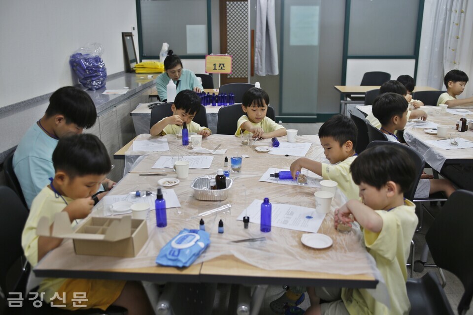 미술공예 체험을 하고 있는 어린이들. 