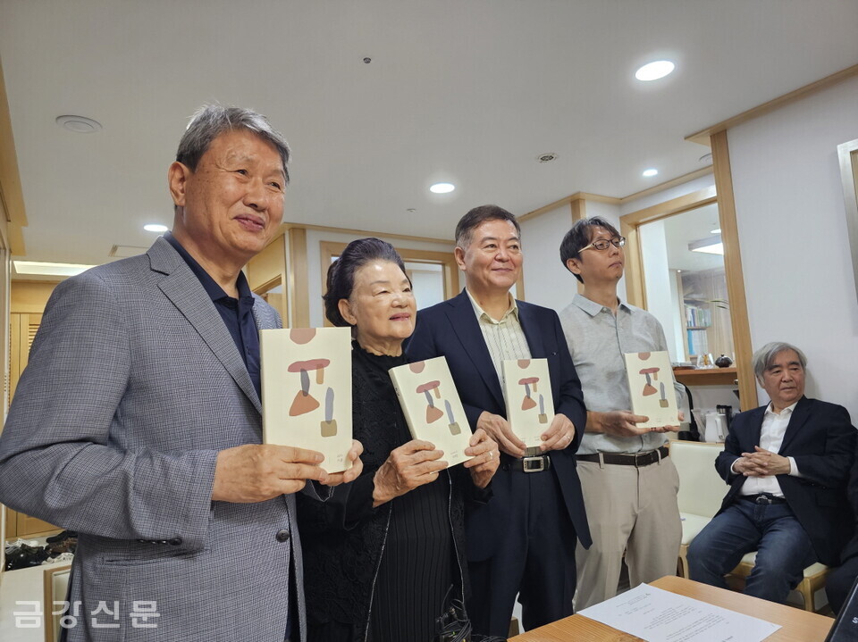 권영민 이사장(왼쪽), 신달자 편집주간을 비롯한 편집위원들이 재창간한 〈유심〉을 들고 기념사진을 찍고 있다.