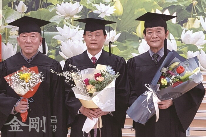 조월환 지회장은 남들보다 늦은 만큼 더 열심히 불교 교리에 대해 공부하고 있다. 조 지회장(오른 쪽)이 2021년 대전금불대 6기 졸업식에서 도반들과 함께 웃어보이고 있다.