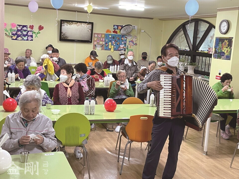 조월환 지회장이 요양보호시설에서 어르신들을 위해 아코디언 연주를 하고 있다.