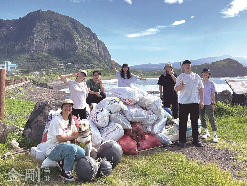 ‘디프다 제주’ 회원들이 모은 제주 바다의 플라스틱 쓰레기. 사진은 ‘디프다 제주’ 인스타그램.