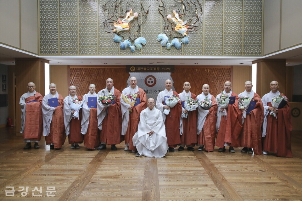 조계종총무원장 진우 스님은 8월 31일 오전 9시 40분 한국불교역사문화기념관 4층 접견실에서 새로 임명된 국장단 스님들에게 임명장을 전달했다.