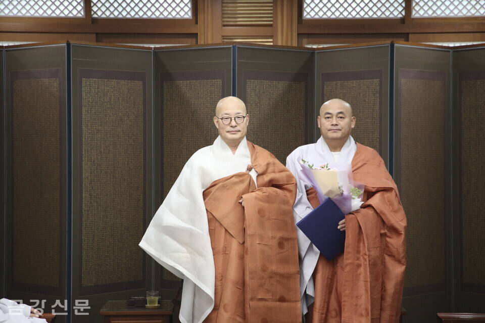 조계종총무원장 진우 스님은 9월 1일 오전 9시 40분 한국불교역사문화기념관 4층 접견실에서 정안 스님에게 백련암 주지 임명장을 전달했다.