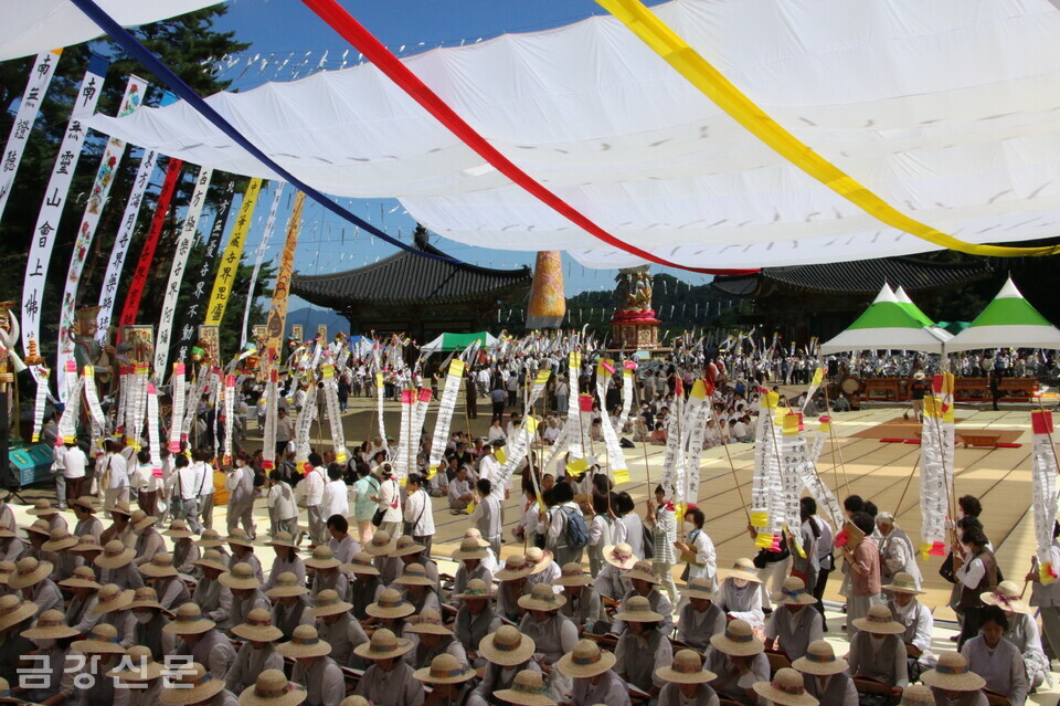 9월 7일 오전 단양 구인사 대조사전 앞마당에서 열린 영산재 시연 모습.