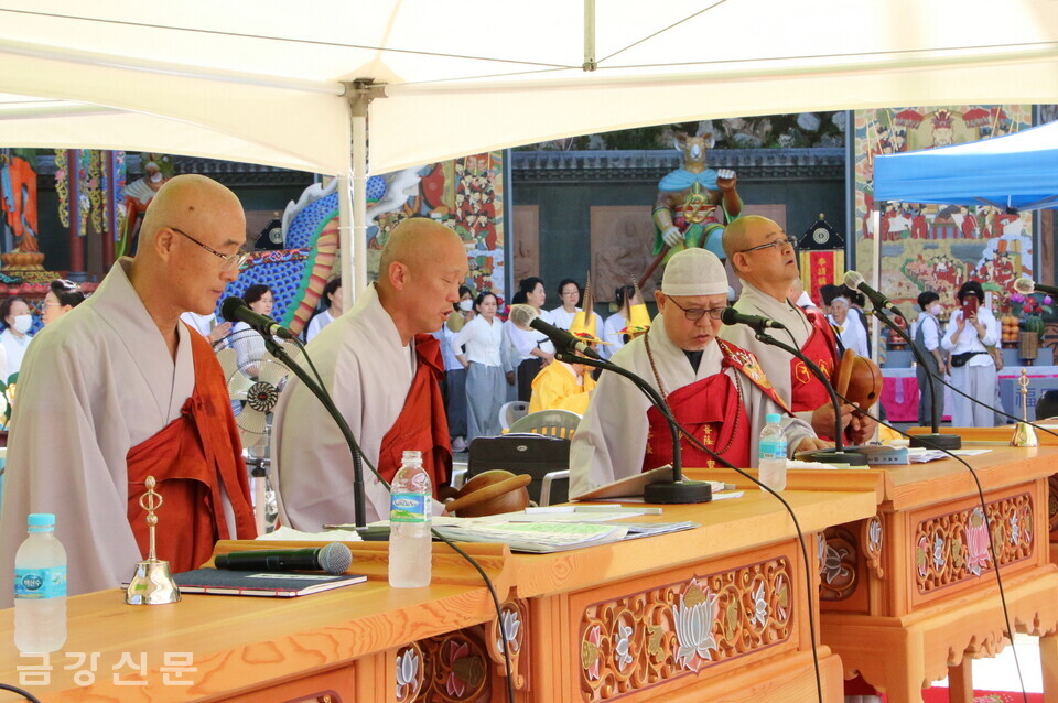 9월 7일 오전 단양 구인사 대조사전 앞마당에서 열린 영산재에서 스님들이 의식을 하고 있다.
