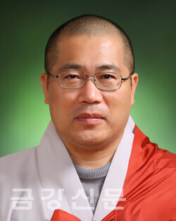                     감사원 국장 홍법 스님.