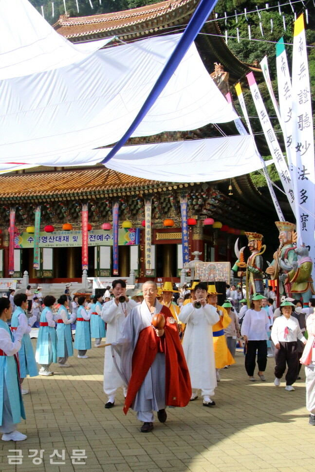 생전예수재에 참여한 스님과 불자들이 의식을 하고 있다.