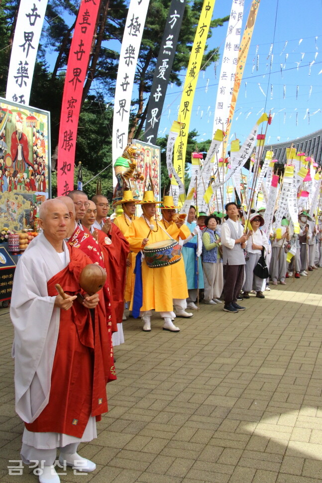 생전예수재에 참여한 스님과 불자들이 의식을 하고 있다.