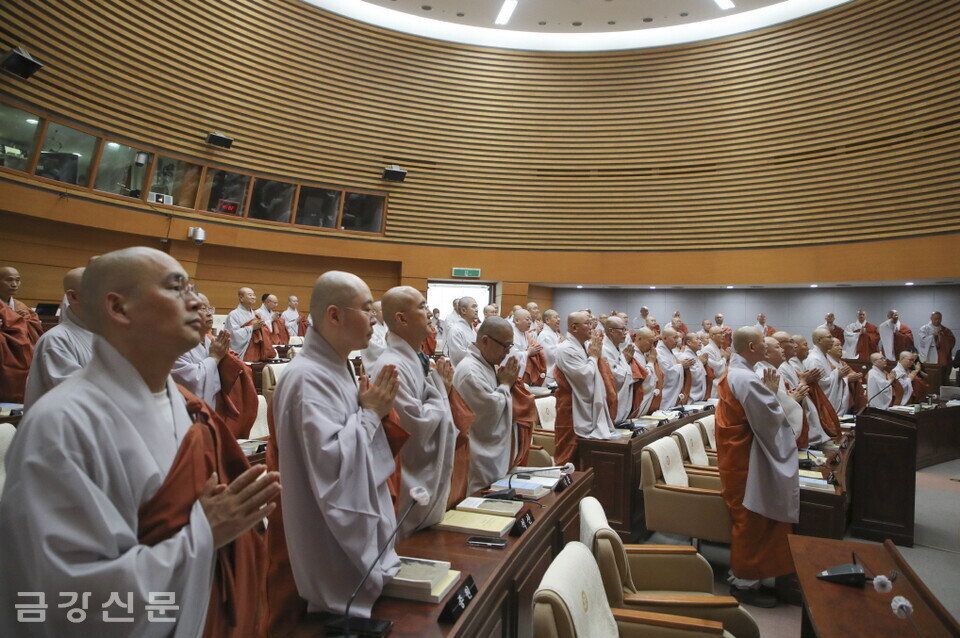 종회의원 스님들이 삼귀의례를 하고 있다.