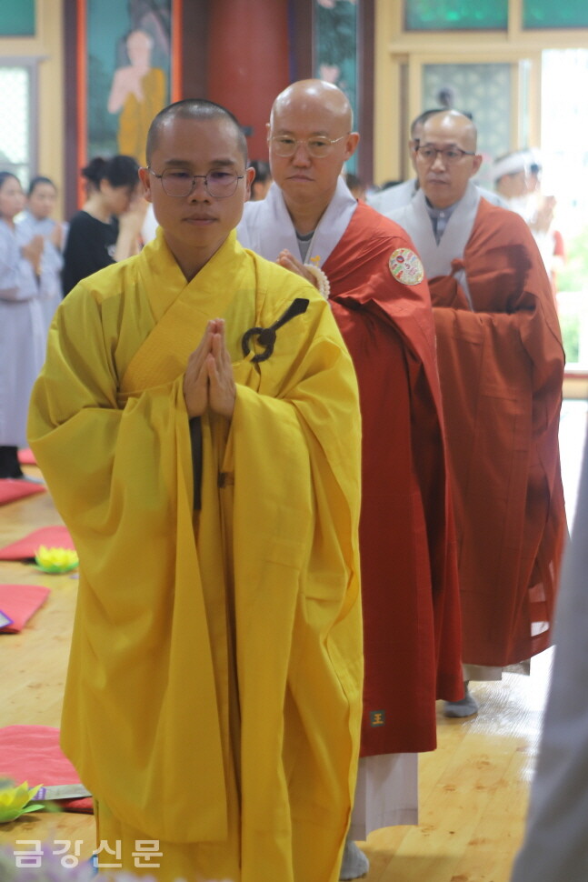 틱 티엔 광 스님, 장엄사 주지 덕준 스님, 대구 와룡사 주지 민해 스님이 법당으로 들어오고 있다. 