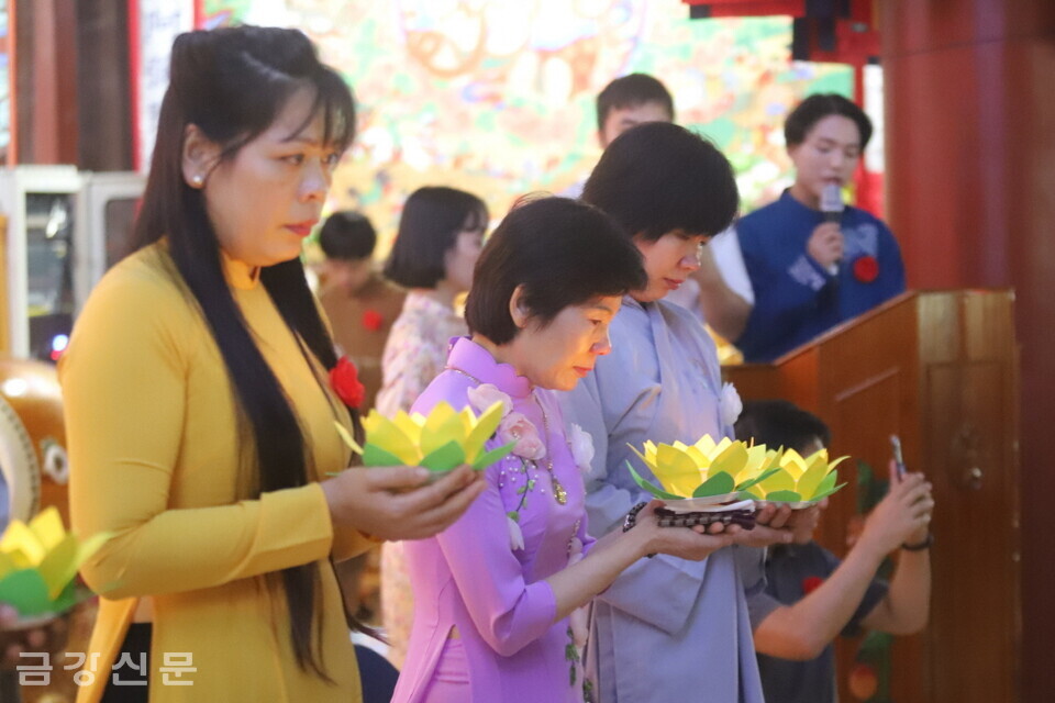 재한 베트남전수원불자공동체 지역 지부장들이 촛불의식을 하고 있다. 