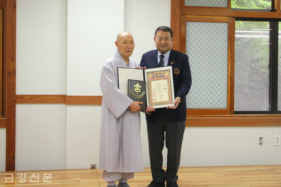 천태종총무원장 덕수 스님은 9월 19일 단양 구인사 응향각에서 이데타 유키노리 일본스카우트연맹 대표로부터 감사패를 전달받았다. 