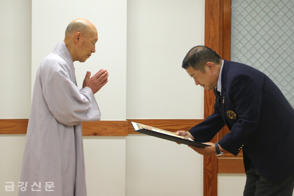 이데타 유키노리 일본스카우트연맹 대표가 총무원장 덕수 스님에게 감사패를 전달하고 있다. 