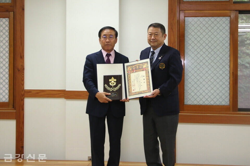 이데타 유키노리 대표가 김문근 단양군수에게 감사패를 전달했다. 