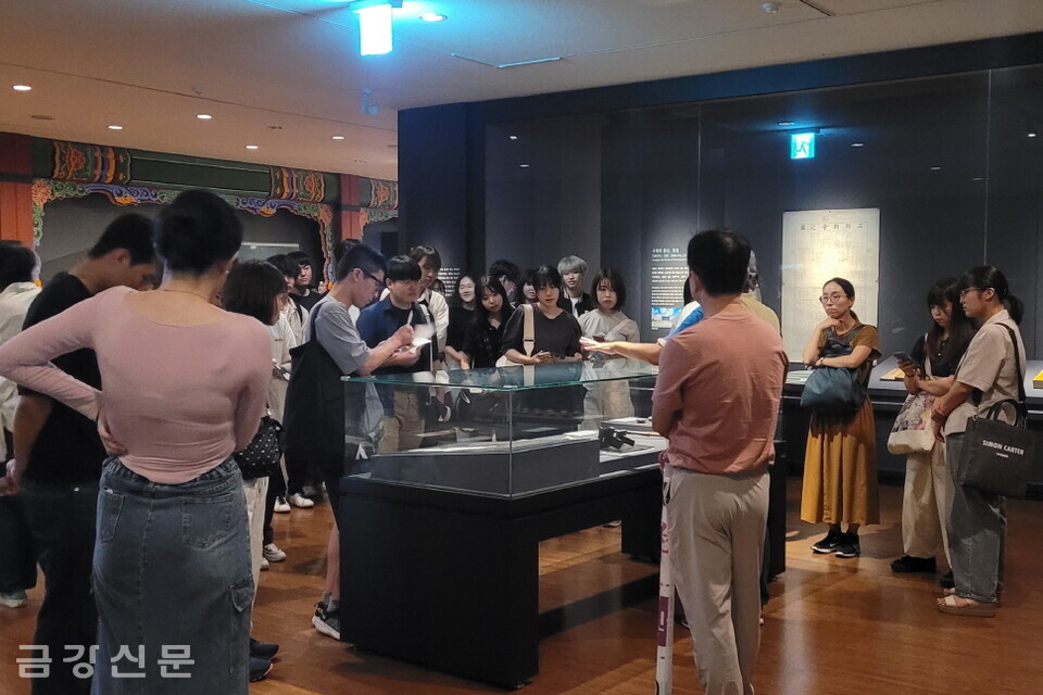 참가자들이 고궁박물관에서 문화해설사의 설명을 듣고 있다. 