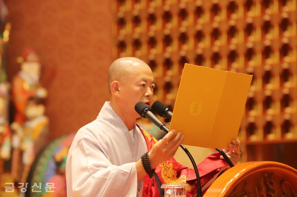 상월원각대조사 법어 봉독을 하고 있는 종의회의장 세운 스님.