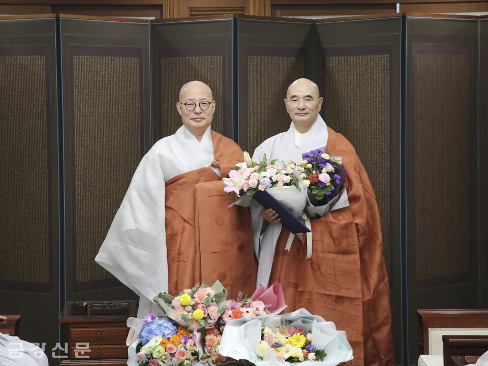 조계종총무원장 진우 스님은 9월 27일 오전 10시 30분 한국불교역사문화기념관 4층 접견실에서 봉선사 주지 호산 스님에게 임명장을 전달했다.