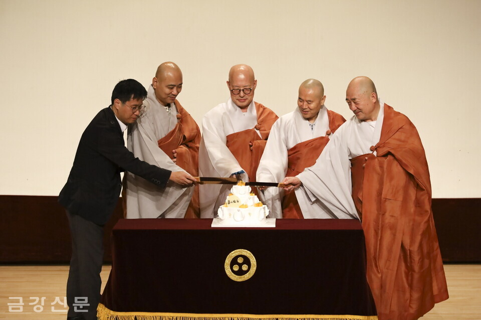 조계종총무원장 진우 스님을 비롯한 내빈들이 취임 1주년을 기념하는 케이크를 자르고 있다.