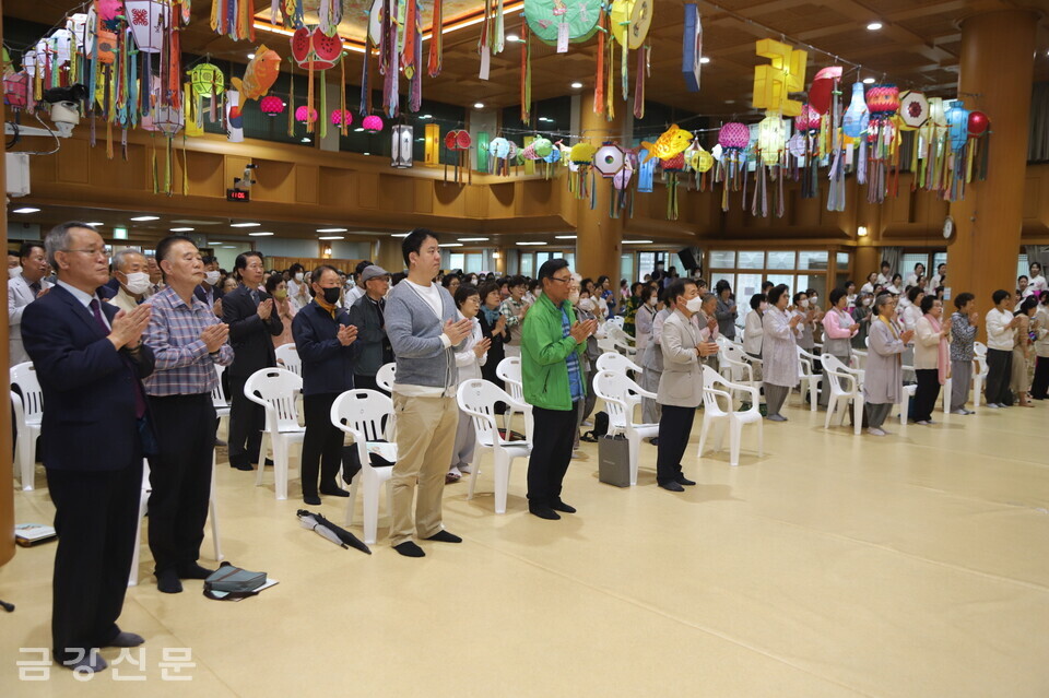 신도회 창립 54주년 기념법회에서 삼귀의례를 하고 있는 불자들.