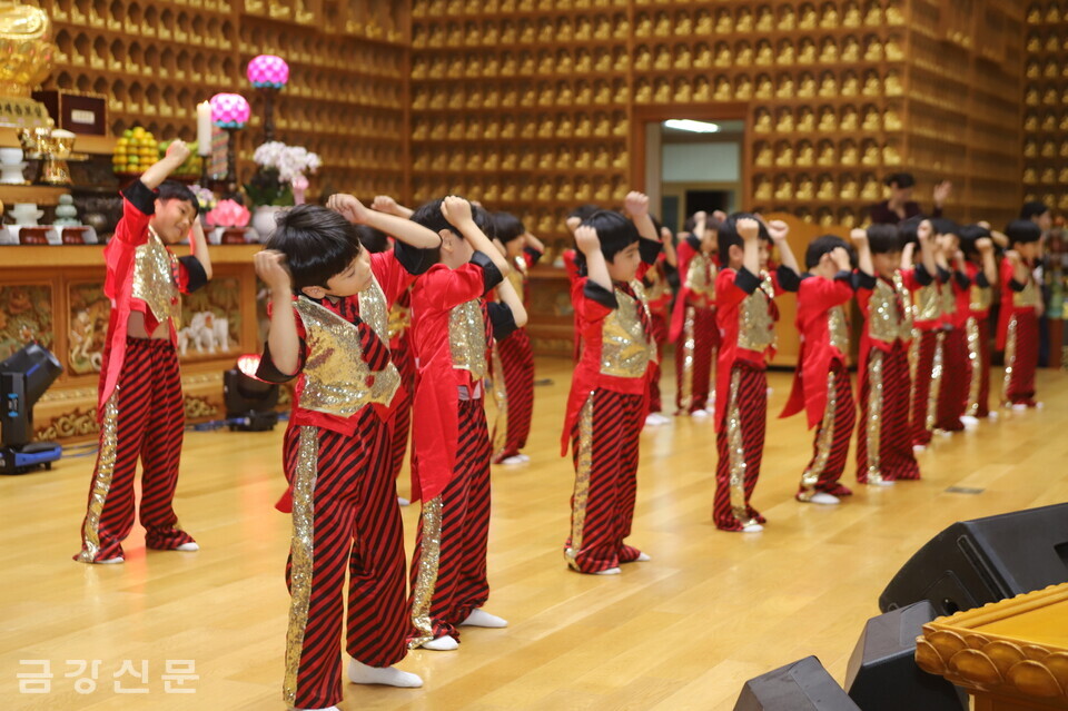 광명 연꽃동이 어린이들이 춤하 퍼포먼스를 하고 있다.