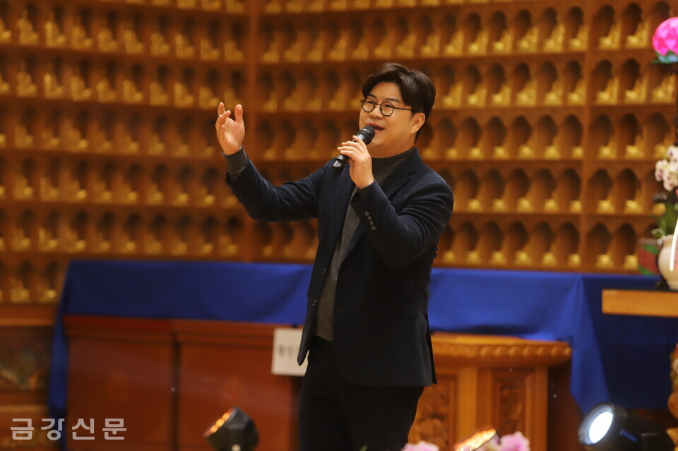 광명시민문화예술제의 대미를 장식한 트로트 가수 박구윤 씨가 노래하고 있다.