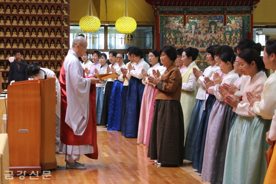 교무부장 도웅 스님이 들차회 참가 다도회에 상장을 수여하고 있다. 