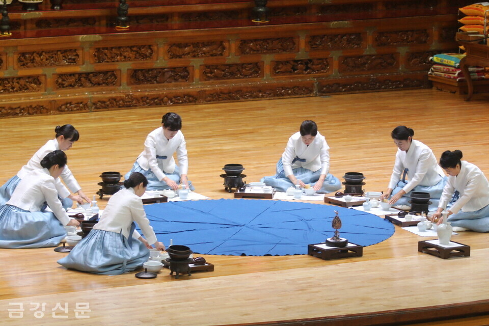창원 원흥사 다도회가 다법 경연에서 선차다법을 선보이고 있다. 
