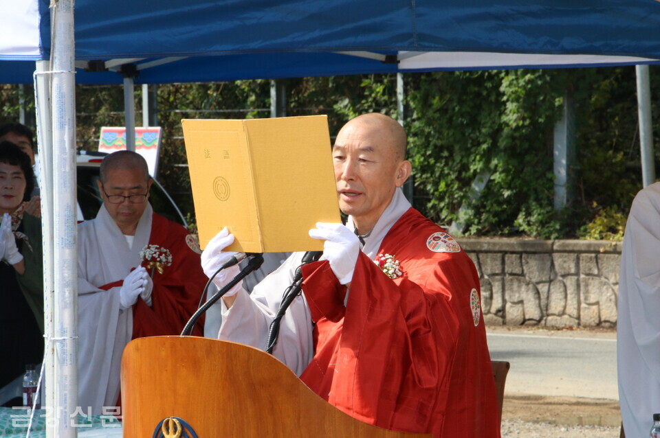 종의회의원 용문 스님이 상월원각대조사 법어를 봉독하고 있다.