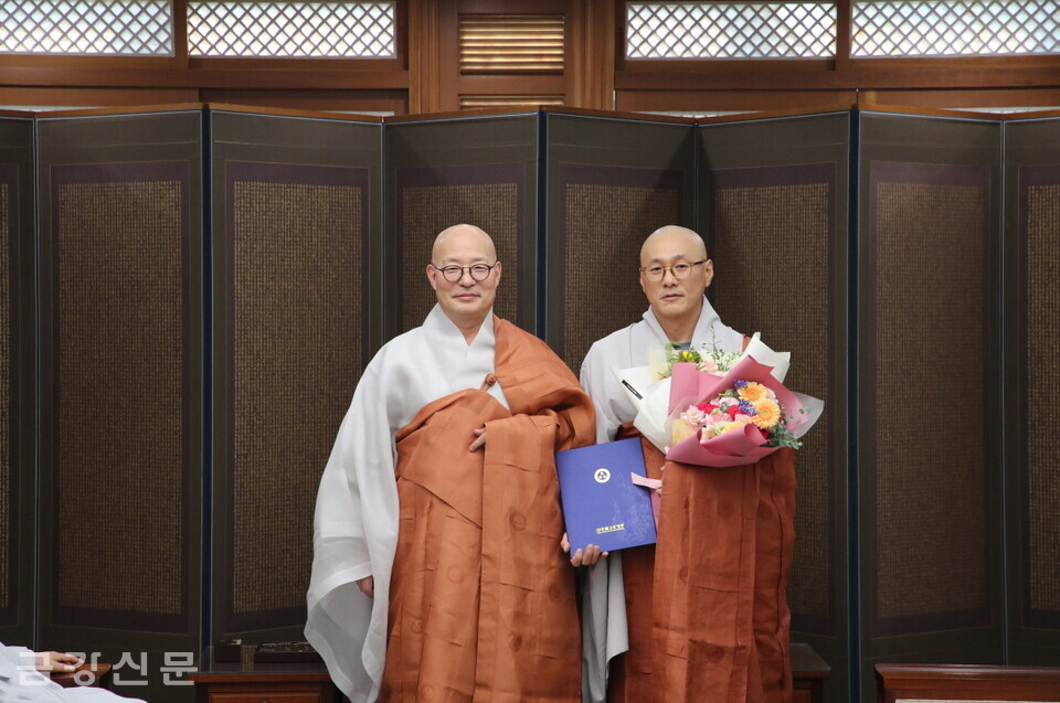 조계종 총무원장 진우 스님은 10월 11일 오후 1시 30분 한국불교역사문화기념관 4층 접견실에서 보관 스님에게 주지 임명장을 전달했다.