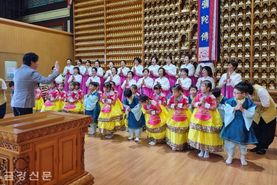 기념법회 후에는 장흥사 합창단과 장흥사 부설 금강유치원 원아들의 창립 37주년 축하공연이 진행됐다. 