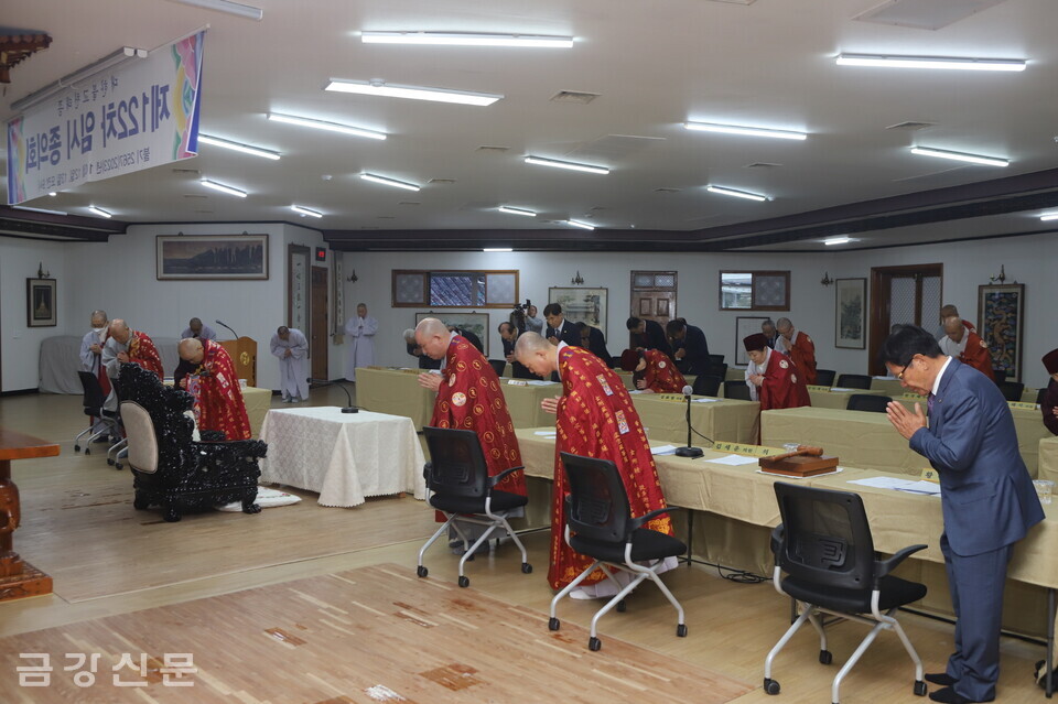 제122차 임시 종의회에서 삼귀의례를 하고 있는 스님들과 종의회 의원들.