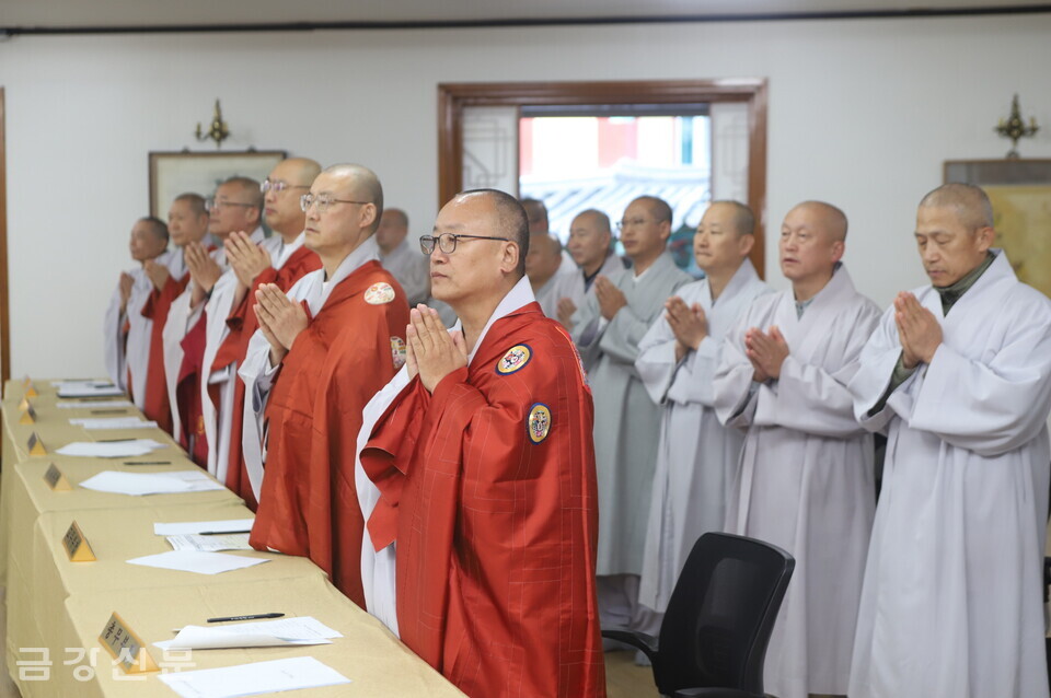 제122차 임시 종의회에서 총무부장 시용 스님을 비롯한 총무원 스님들이 삼귀의례를 하고 있다.
