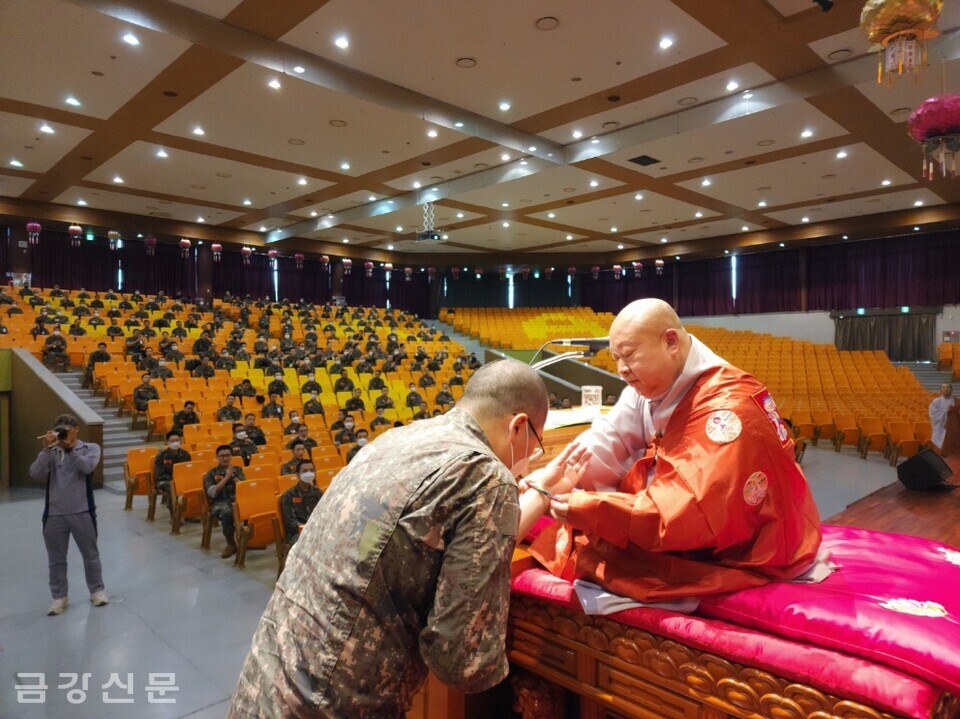 대전 광수사 주지 갈수 스님이 10월 7일 오후 2시 논산 육군훈련소에서 군 장병에게 연비 의식을 하고 있다.