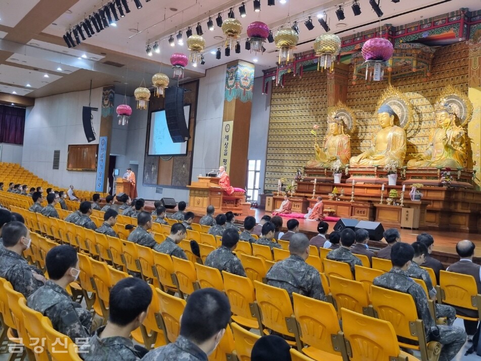 이날 수계법회에는 훈련병 500여 명이 참석했다.