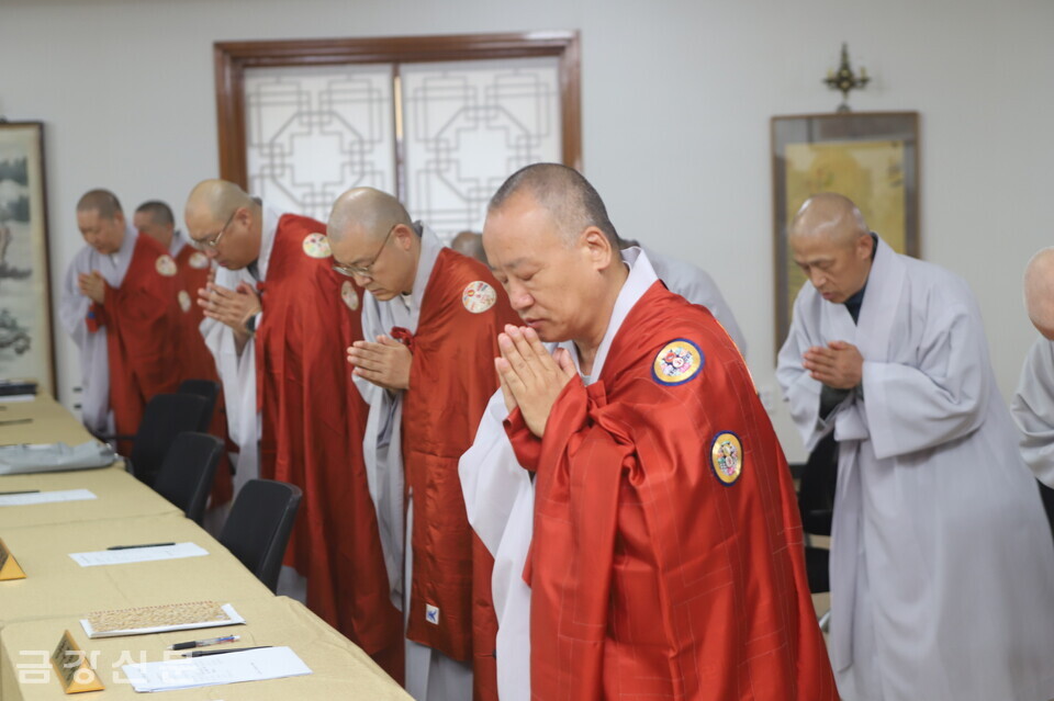 종의회에 참석한 총무부장 시용 스님 등 종단 스님들이 사홍서원을 하고 있다.