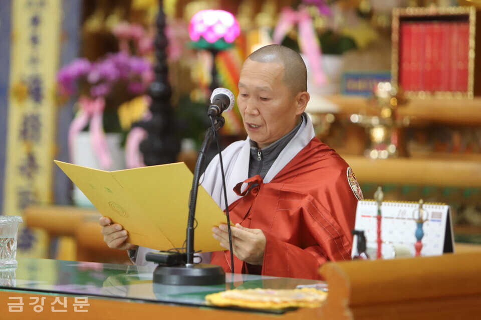 교무과장 수종 스님이 상월원각대조사 법어를 봉독하고 있다. 