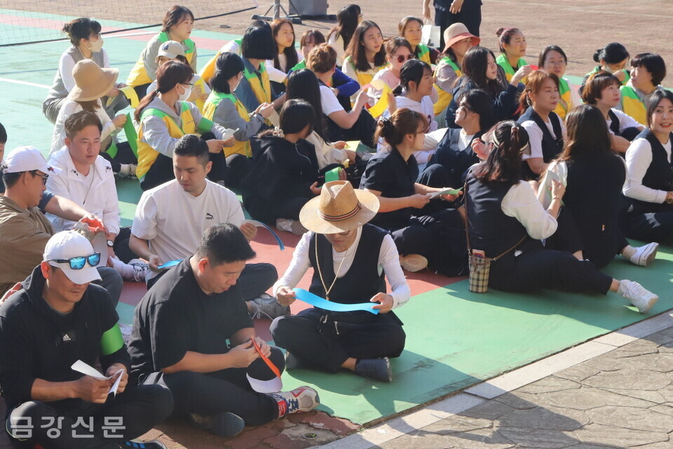 15일 오전 9시에는 해장사 앞마당에서 진행된 남부지역 체육대회. 이날 청년회원들은 노랑·주황·파랑·초록 등 4개 팀으로 나눠 승부를 벌였다.