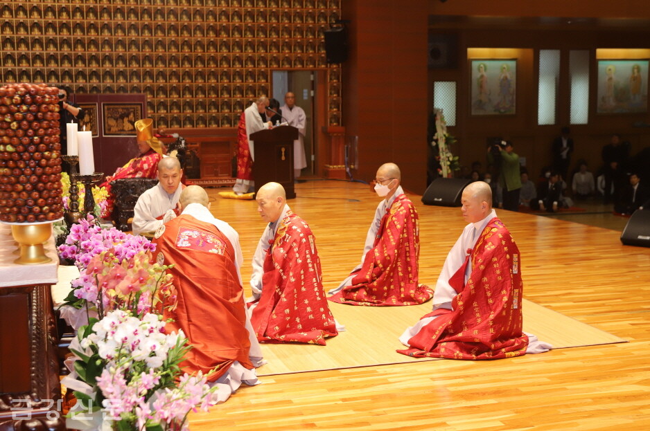총무원장 덕수 스님, 종의회의장 세운 스님, 감사원장 진덕 스님이 헌향을 하고 있다.