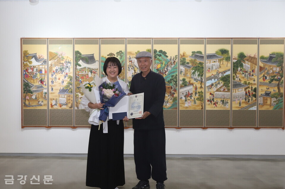 송근영 심사위원(오른쪽)이 대상을 수상한 문수현 씨에게 상장과 상금을 전달했다.