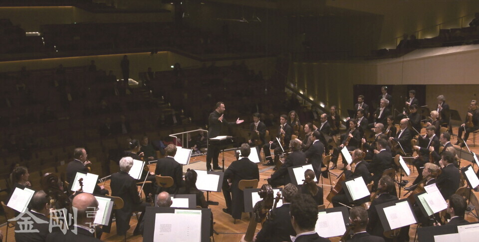 2020년 11월 베를린 필하모닉(상임지휘자 키릴 페트렌코)은 독일의 코로나19 억제 조치에 따라 침묵으로 이루어 진 ‘4분 33초’를 콘서트 엔딩곡으로 연주한 후 한 달간 문을 닫았다. 