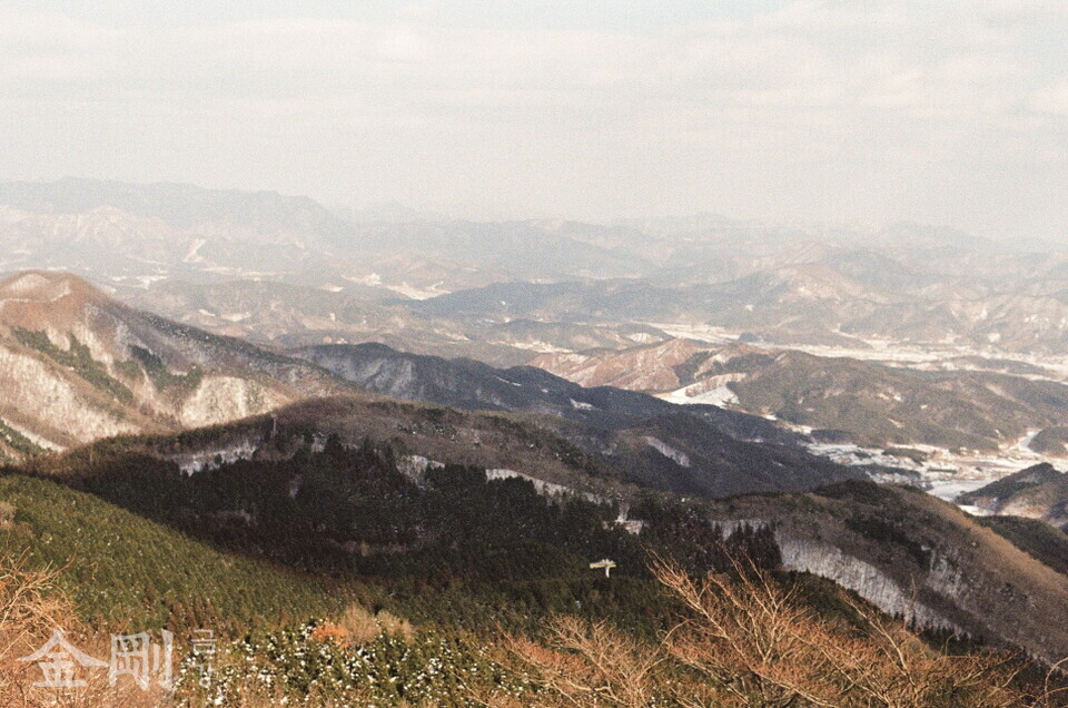 장성치유의숲은 전남 장성군과 전북 고창군에 걸쳐 있는 축령산 자락에 있다. 겨울옷을 입은 축령산과 장성치유의숲은 멋진 설경을 렌즈에 담으려는 사진작가들에게 인기있는 촬영장소다. 〈금강신문 자료사진〉