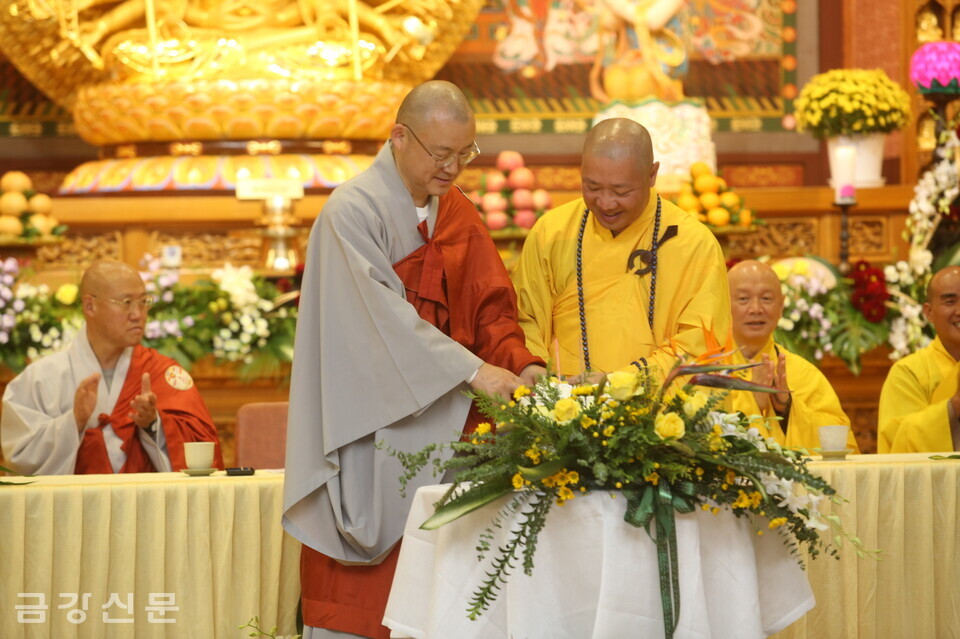 명장사 주지 도웅 스님과 탁 티엔 투언 스님이 명장사 남방불교 법당 2주년 기념 케잌을 자르고 있다.