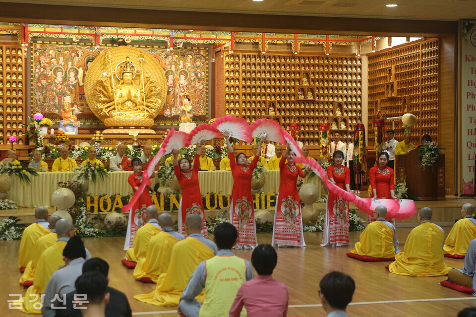 I&YOU 베트남 전통춤 동아리 회원들이 축하공연을 하고 있다.