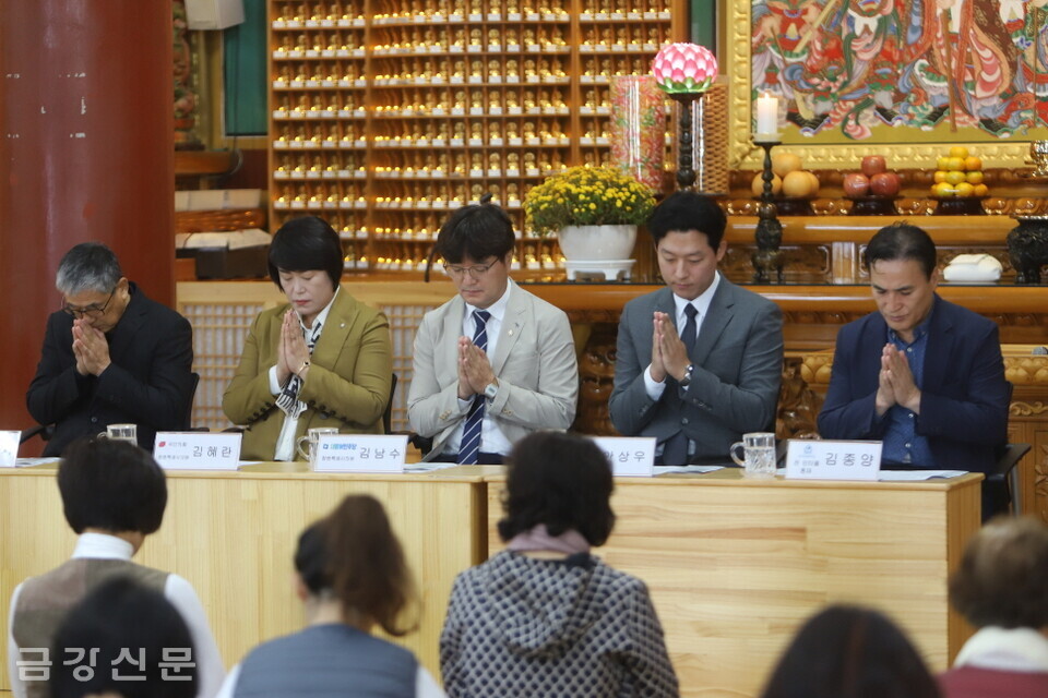 개막식에는 주지 월도 스님과 김혜란·김남수·안상우 창원시의원, 김종양 전 인터폴 총재 등이 참석했다.