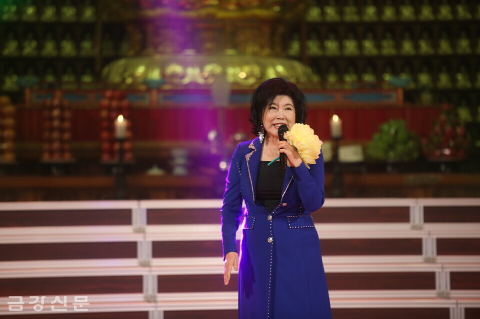 가수 전미경 씨가 노래하고 있다.