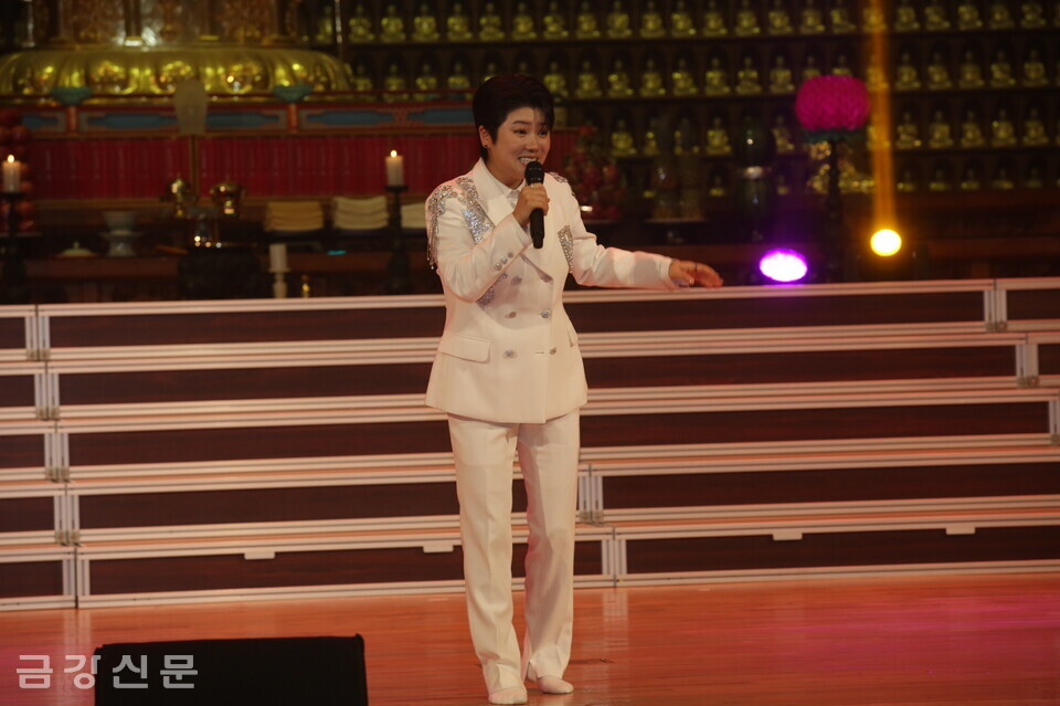 가수 마이진 씨가 노래하고 있다.