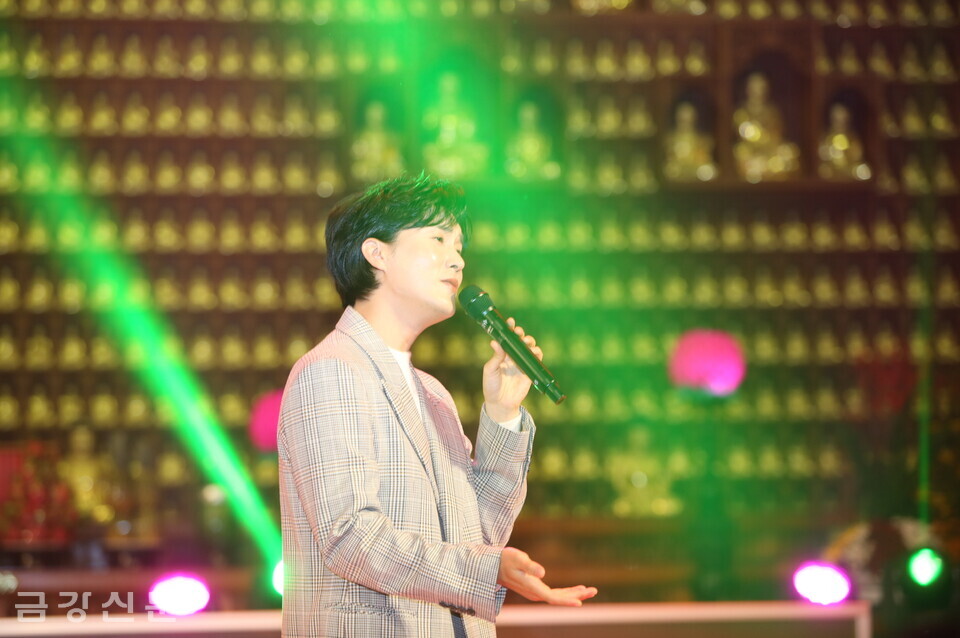 노래하는 가수 신유 씨.