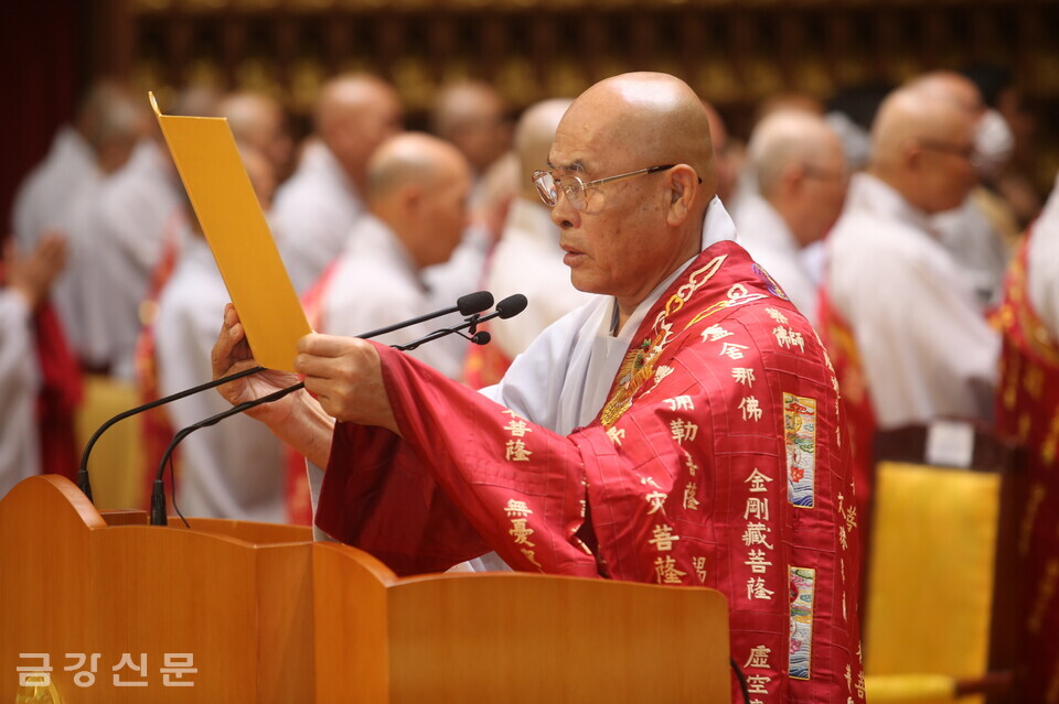 원로위원 도산 스님이 상월원각대조사 법어를 봉독하고 있다.