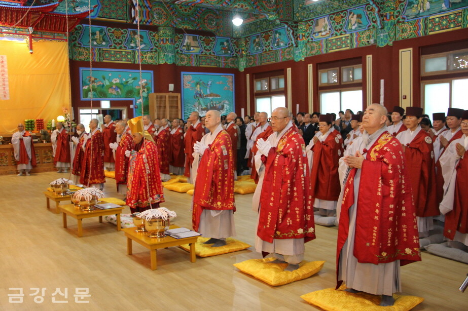 대불보전 ‘존상 점안식’에서 도용 종정예하를 비롯한 스님들이 삼귀의례를 하고 있다.