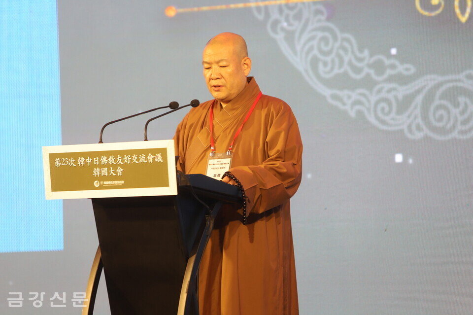 중국불교협회 부회장 상장(常藏) 스님이 환영만찬 답례사를 하고 있다.